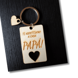 Idea regalo festa del papà portachiavi in legno cuore o batman (1)