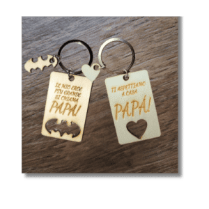 Idea-regalo-festa-del-papa-portachiavi-in-legno-cuore-o-batman-1-300x300